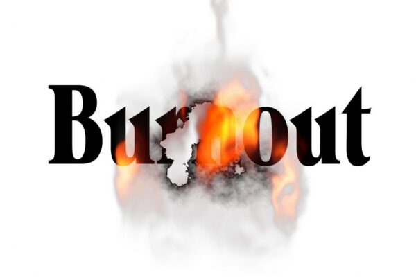 Burnout: cause, sintomi e come uscirne (con l’aiuto dello yoga)