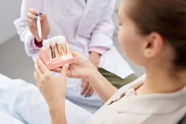 Percepite una sensazione di mobilità sul vostro impianto dentale? Ecco cosa fare