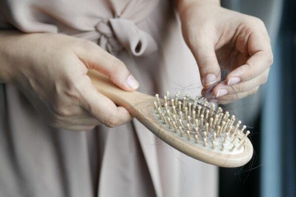 Capelli che cadono a chiazze: cosa può indicare e quando fare una visita
